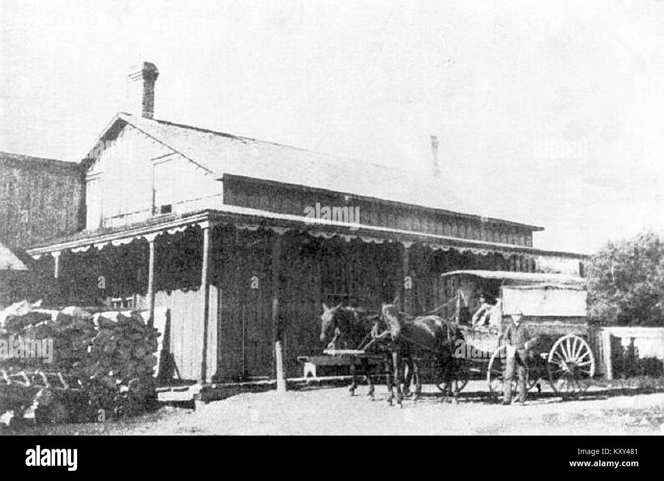 Dieses Foto zeigt einen Gemischtwarenladen in Cumnock, Ontario, um 1890. Sie veranschaulicht den ländlichen Handel und das tägliche Leben im Kanada des späten 19. Jahrhunderts und spiegelt den Handel und die soziale Interaktion in kleinen Städten wider. Stockfoto