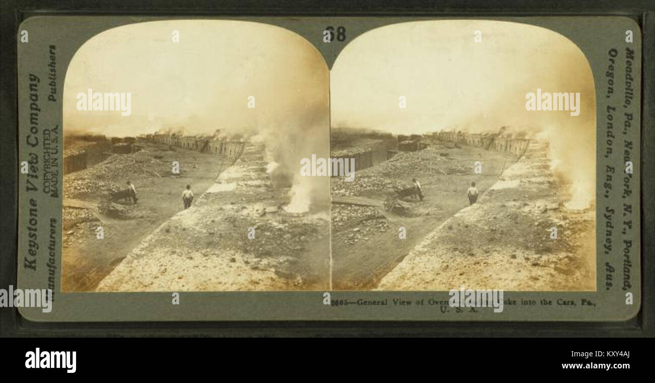 Die stereoskopische Ansicht zeigt Industrieöfen in Pennsylvania, die Koks in Eisenbahnwaggons verladen, was die Eisenproduktion des frühen 20. Jahrhunderts und die Transportinfrastruktur für Kohlekoks in den Vereinigten Staaten veranschaulicht. Stockfoto