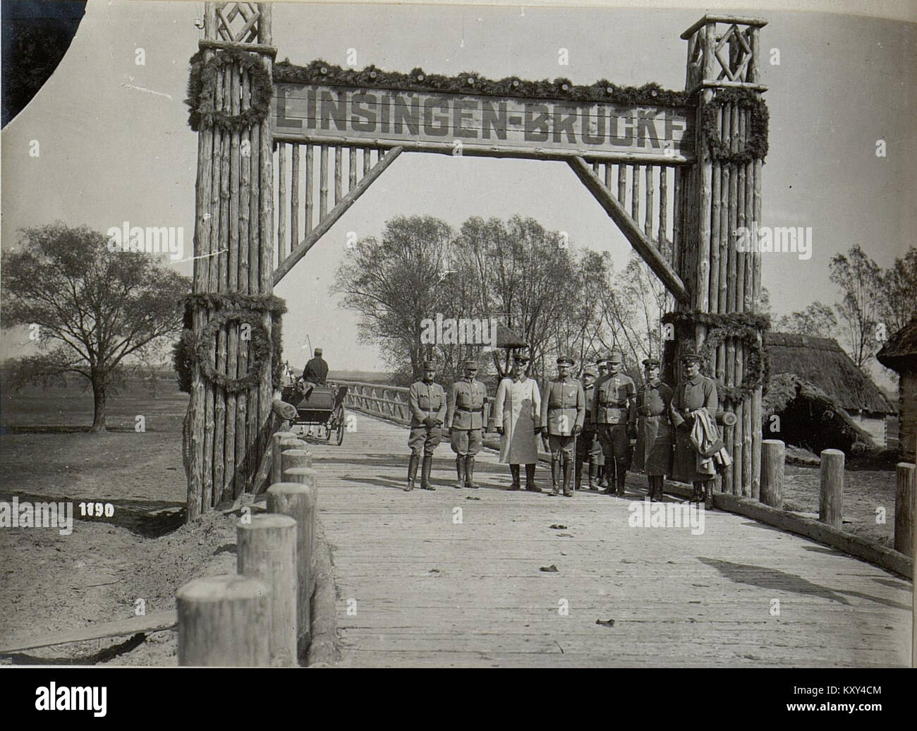 Das Bild zeigt General von Linsingen, der während des Ersten Weltkriegs in der Nähe der nach ihm benannten Brücke posierte. Stockfoto