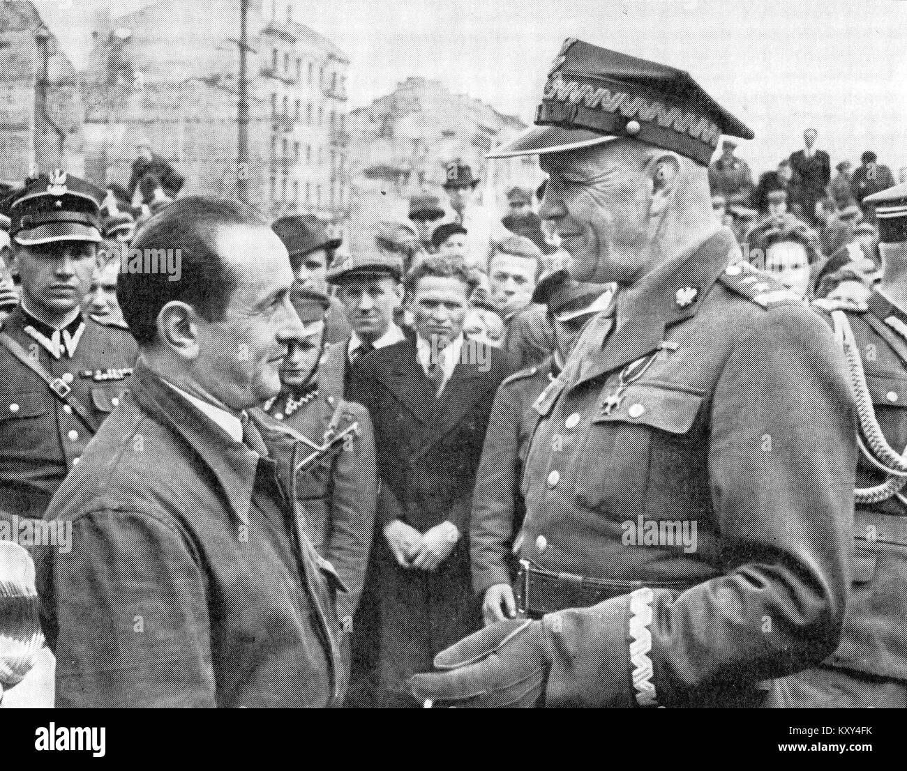 Foto von General Zygmunt Berling mit Bewohnern von Praga im Jahr 1944, aufgenommen während des Zweiten Weltkriegs. Das Bild fängt einen Moment der zivilen und militärischen Interaktion in Polen ein. Stockfoto