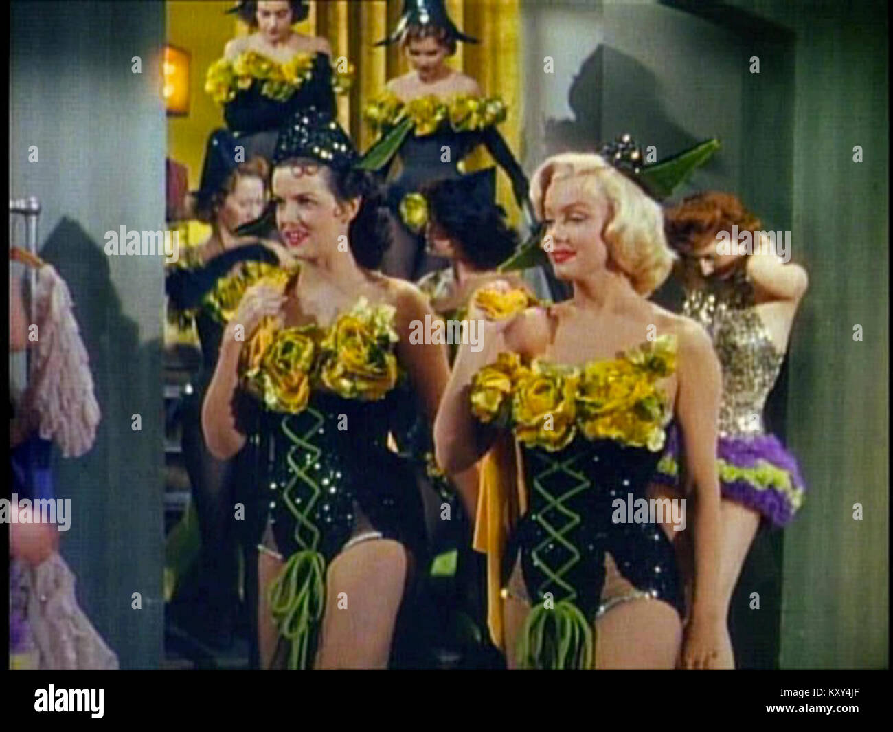 Ein Rahmen aus dem Musikfilm „Gentlemen bevorzugen Blondes“ aus dem Jahr 1953 zeigt Marilyn Monroe und Jane Russell, die das dauerhafte Erbe des Films im amerikanischen Kino hervorheben. Stockfoto