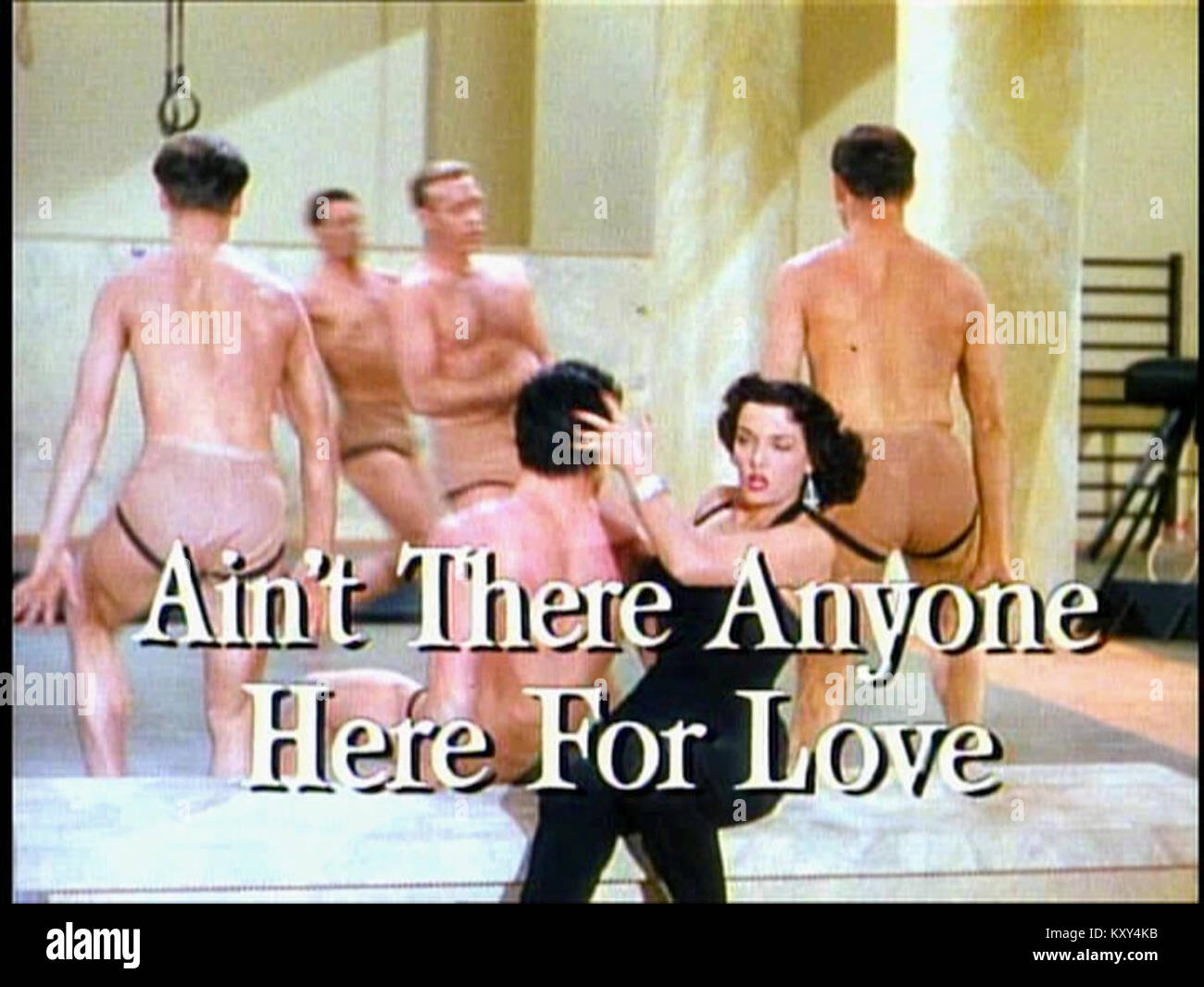 Ein Standbild aus dem Trailer des 1953 erschienenen Films Gentlemen Bevorzugter Blondes mit Marilyn Monroe und Jane Russell, das Szenen aus der musikalischen Komödie von Howard Hawks hervorhebt. Stockfoto