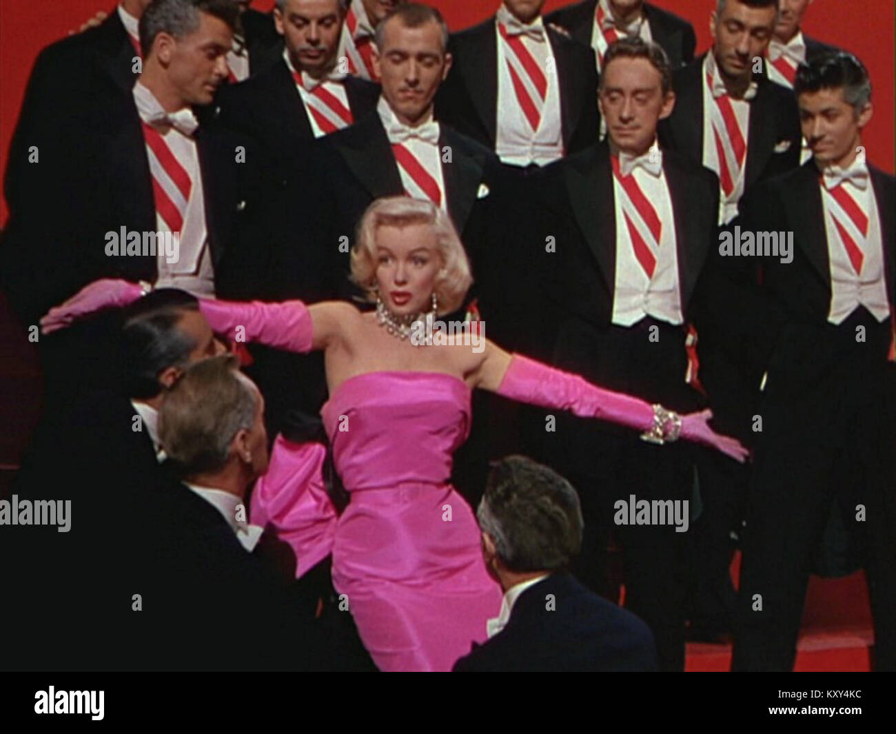 Ein Screenshot aus dem Film „Gentlemen bevorzugen Blondinen“ aus dem Jahr 1953 zeigt eine Szene glamouröser Frauen und ihrer romantischen Eskapaden. Die musikalische Komödie bietet Stars und legendäre Bühnenbilder. Stockfoto