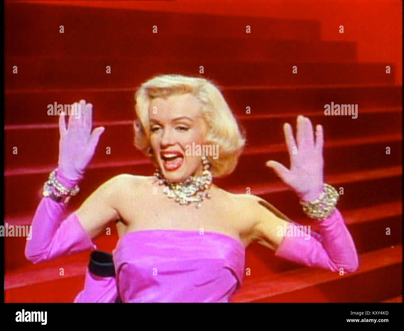 Film still aus dem Trailer von Gentlemen Bevorzugter Blondes (1953), eine US-amerikanische Musikkomödie mit Marilyn Monroe und Jane Russell, Regie: Howard Hawks. Das Bild zeigt einen Werbemoment aus dem Film. Stockfoto