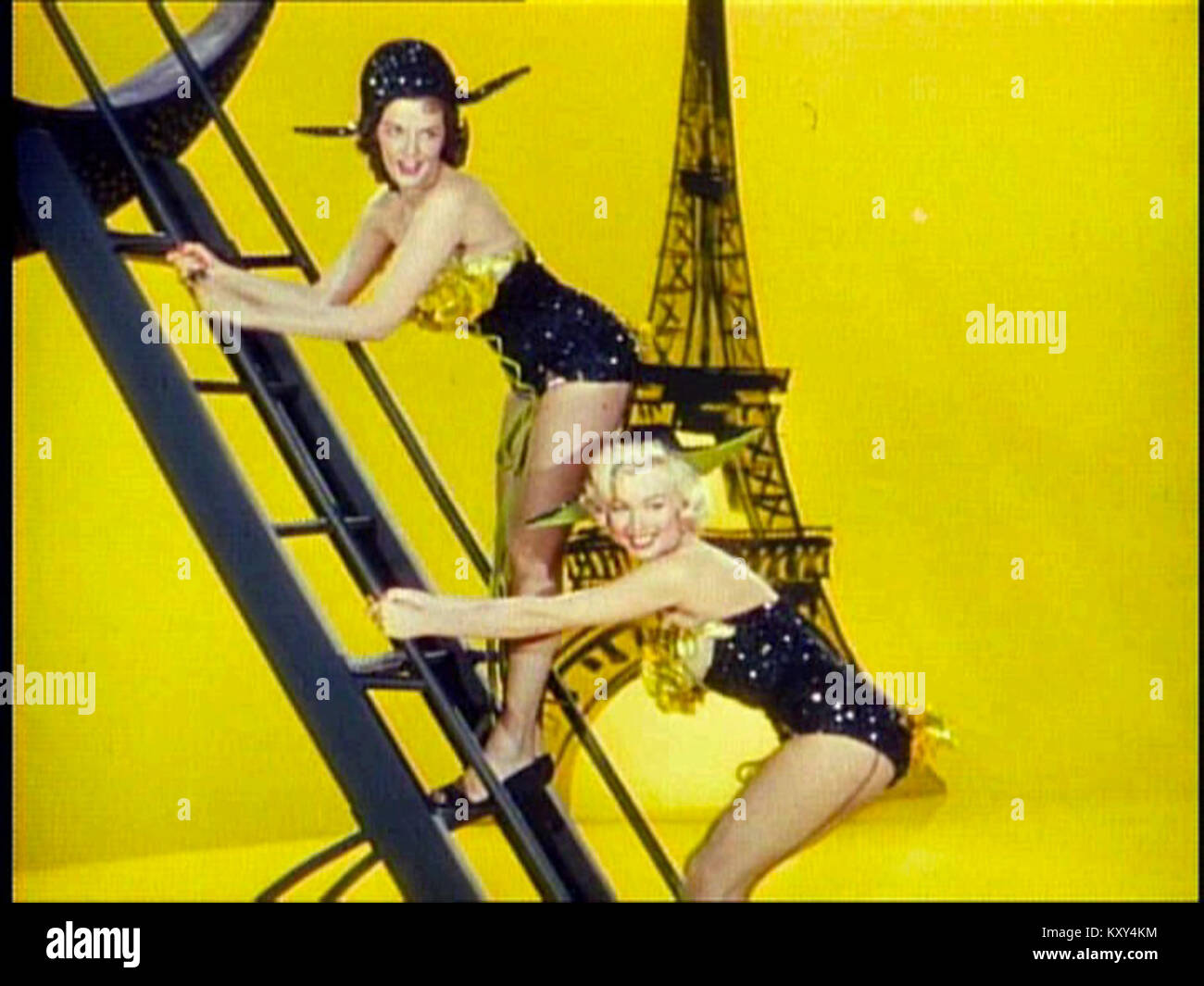 Dieses Stück aus dem Film *Gentlemen bevorzugen Blondes* aus dem Jahr 1953 fängt einen komödiantischen und ikonischen Moment des Films ein, mit den Stars Marilyn Monroe und Jane Russell. Der Film ist bekannt für seine musikalischen Nummern und seinen unbeschwerten Humor. Stockfoto