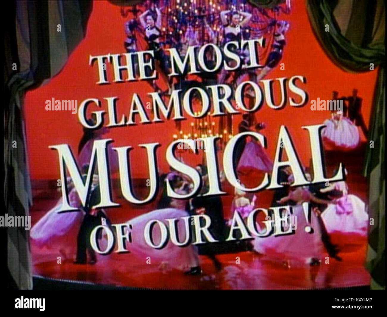 Ein Screenshot aus dem Film-Trailer von „Gentlemen bevorzugen Blondes“, der Szenen aus dem US-amerikanischen Musical-Comedy-Film von 1953 zeigt. Stockfoto