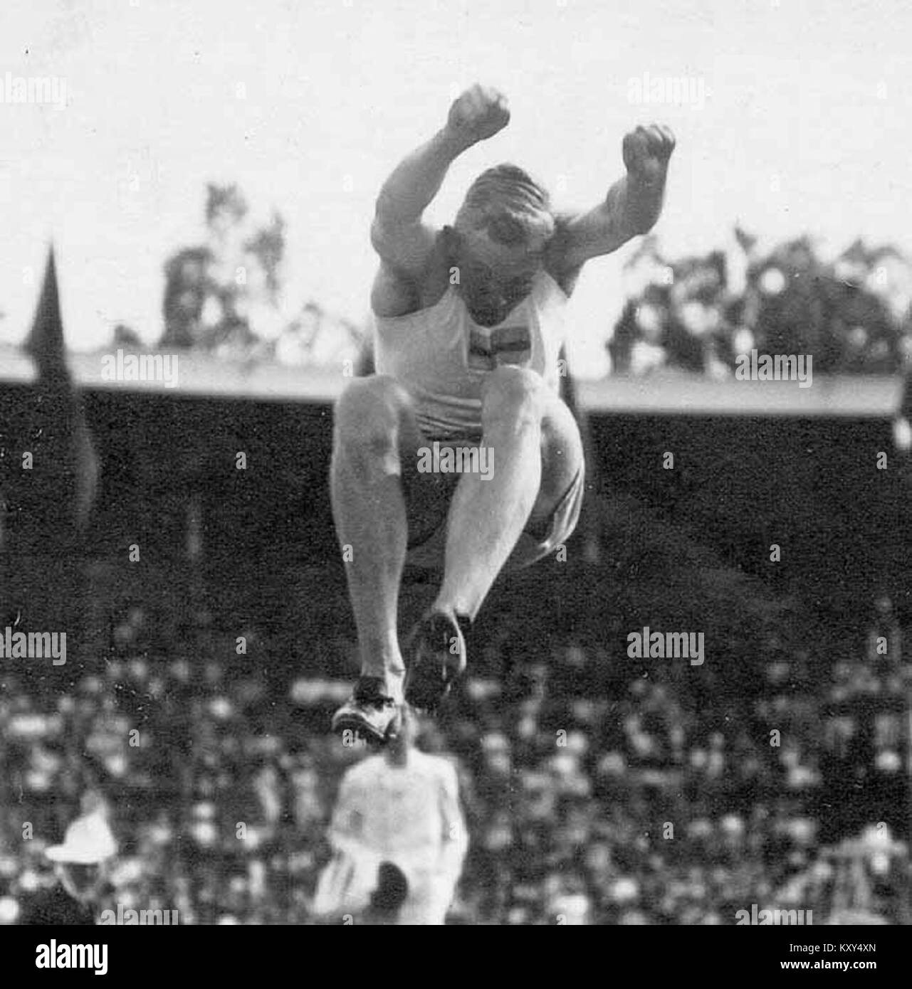 Georg Åberg war ein schwedischer Künstler, der für seine Werke bekannt war, die verschiedene Stile und Techniken erforschten. Dieses 1912 entstandene Stück spiegelt seinen Ansatz zum visuellen Erzählen und zur Verwendung von Farben wider und kombiniert realistische Details mit ausdrucksstarken Pinselarbeiten. Stockfoto