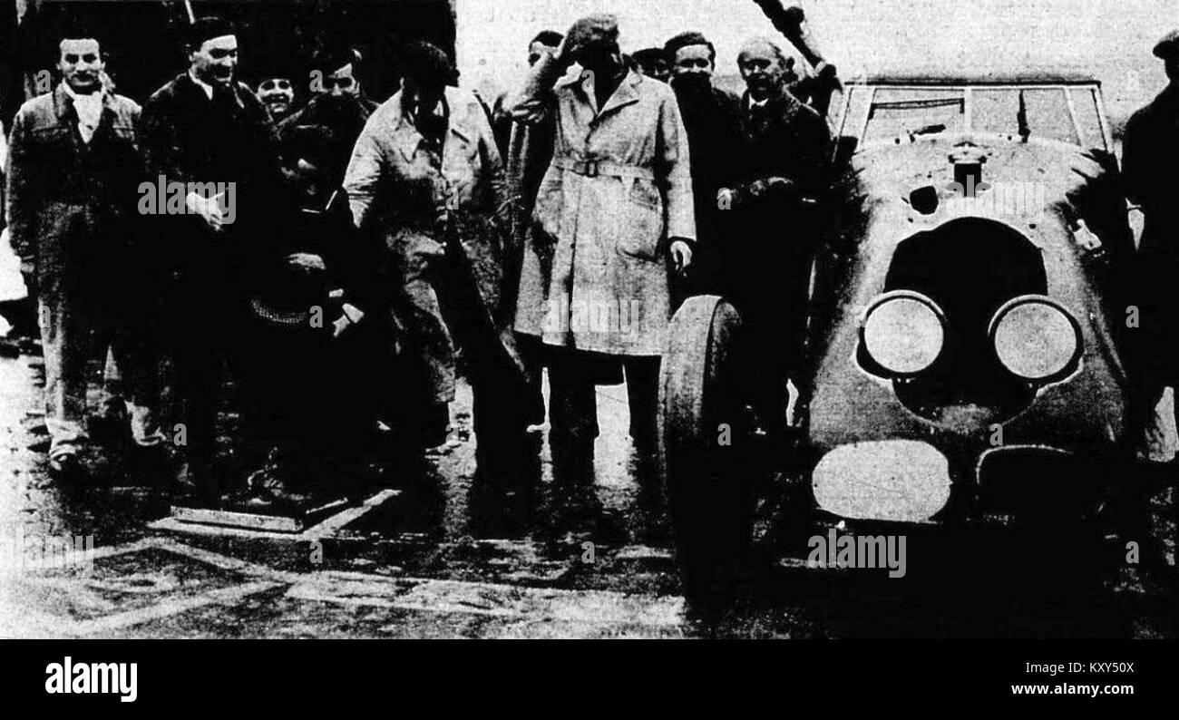 Der britische Rennfahrer Captain George Edward Thomas Eyston stellte im Februar 1936 auf der Strecke Linas-Montlhéry in der Nähe von Paris einen 24-Stunden-Geschwindigkeitsrekord auf und fuhr ein Schweröl-(Diesel-)Auto mit dem Namen „Speed of the Wind“. Stockfoto