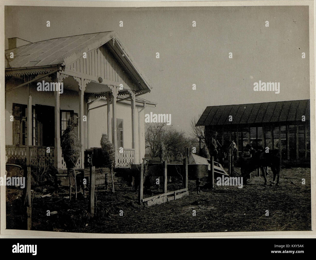 Ein historisches Foto vom 2. Januar 1917, das ein abgerissenes Wohngebäude in Nicovani, Rumänien, zeigt eine visuelle Aufzeichnung der zivilen Zerstörung während des Ersten Weltkriegs in Osteuropa. Stockfoto