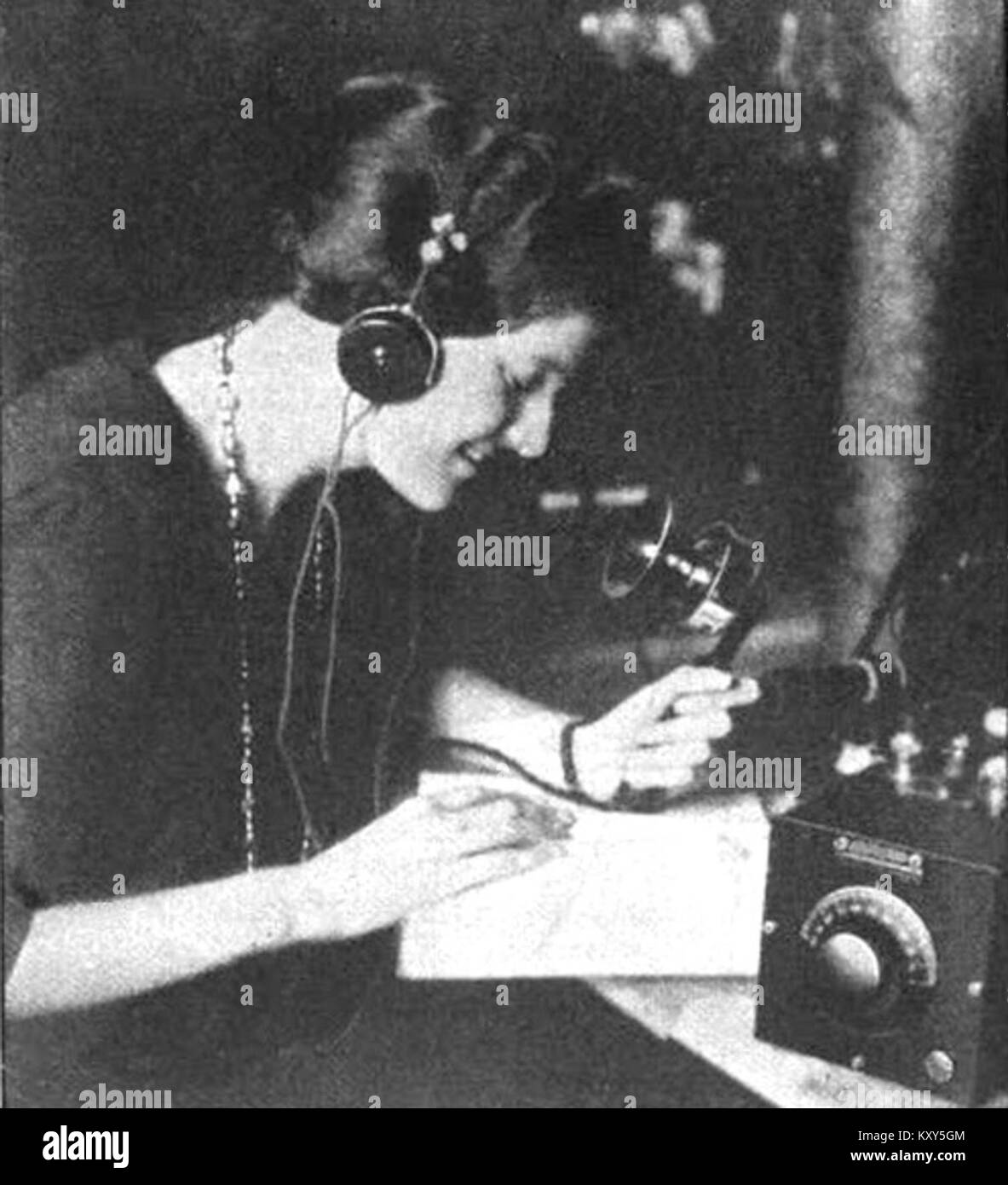 Eunice Randall Rundfunk über Radio Station WGI, Medford, Massachusetts (1922) Stockfoto
