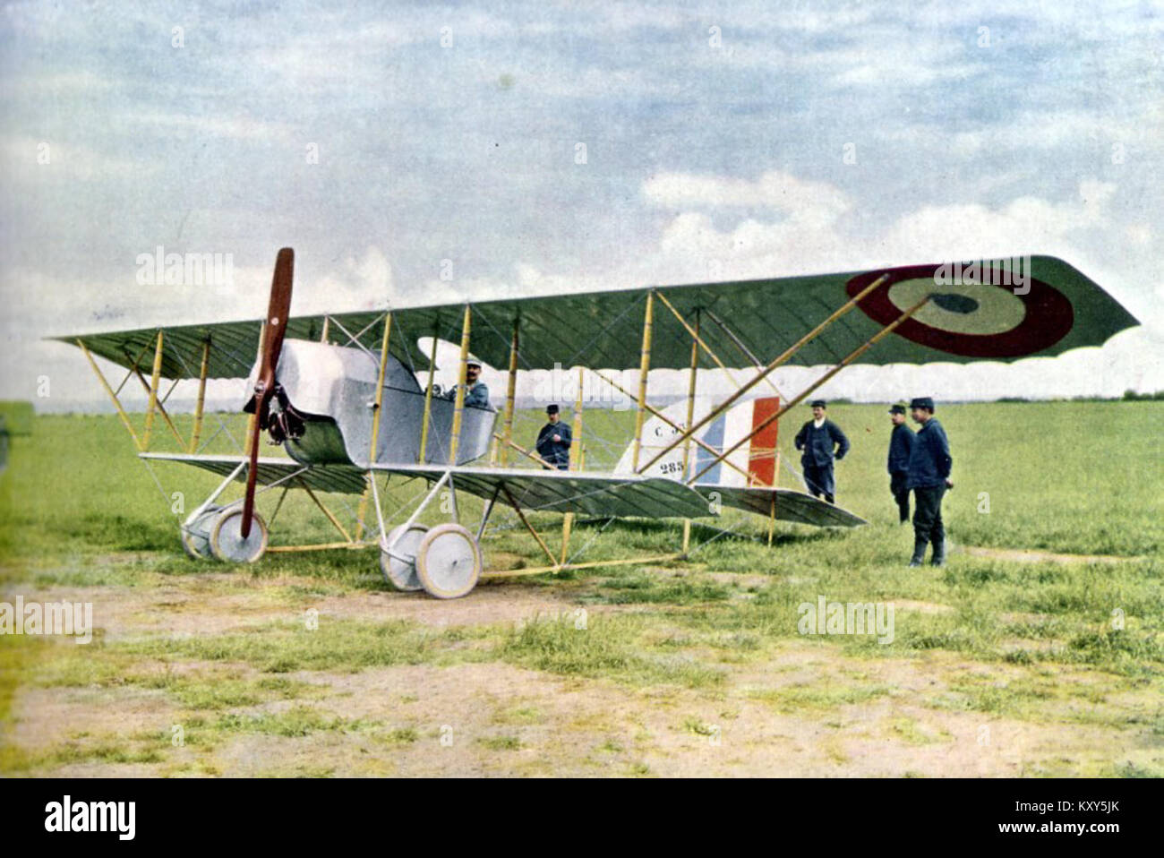 Die Fotografie von Jules Gervais-Courtellemont aus dem Jahr 1914 zeigt ein französisches Militärflugzeug zu Beginn des Ersten Weltkriegs und dokumentiert die frühe Luftfahrttechnik mit zweiflügigem Design und militärischen Markierungen. Stockfoto