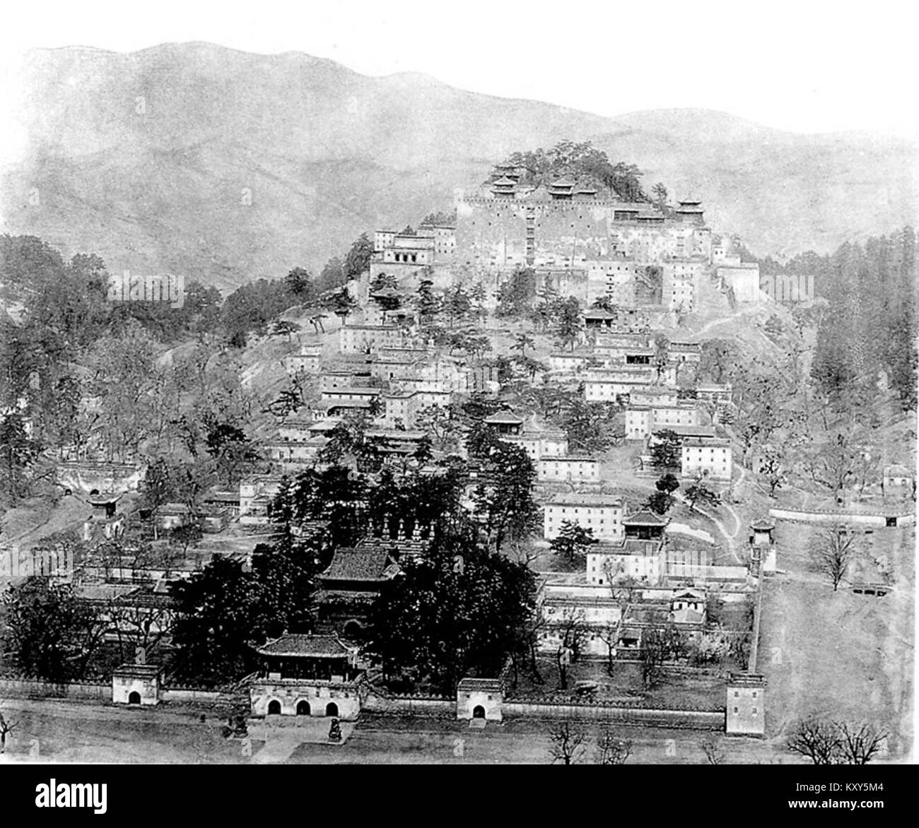 Ein Panoramafoto von der Nordwand des Kaiserpalastparks, das den Gesamtblick der Gärten und der architektonischen Grundrisse zeigt. Stockfoto