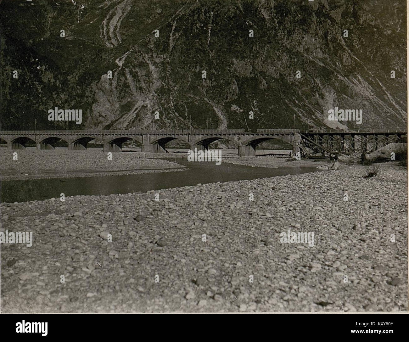 Dieses Foto zeigt die Zerstörung der Fellabrücke-Brücke bei Amaro, Italien. Die Explosion, wahrscheinlich während des Zweiten Weltkriegs, zeigt das Ausmaß der Schäden an der Infrastruktur während des Krieges. Stockfoto