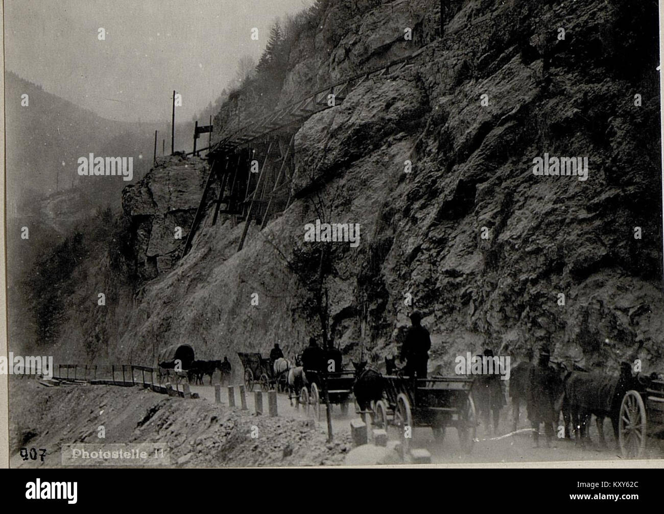 Dieses historische Bild zeigt eine zerstörte Straße nach Enego, die wahrscheinlich während militärischer Operationen beschädigt wurde, was die Zerstörung der Infrastruktur während des Krieges veranschaulicht. Stockfoto