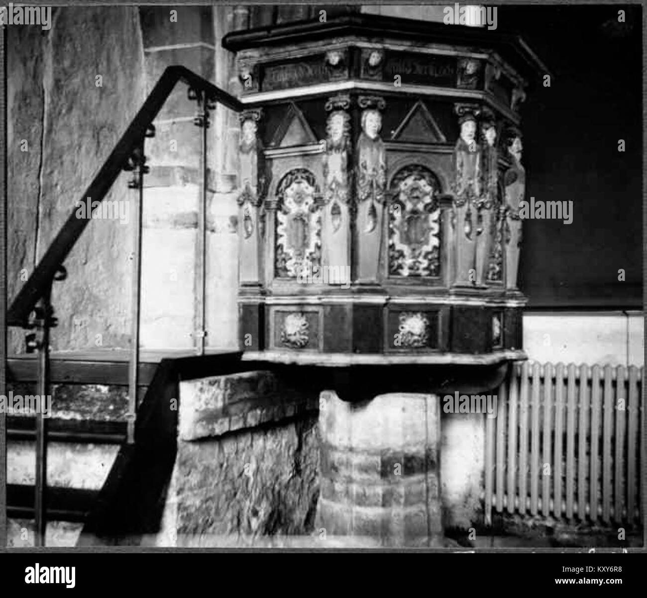 Gislövs kyrka ist eine mittelalterliche Kirche in Skåne, Schweden, die dem Heiligen Peter geweiht ist und einen Chor und ein Kirchenschiff aus dem 13. Jahrhundert sowie einen Turm enthält, der zwischen 1760 und 1824 schrittweise errichtet wurde. Stockfoto