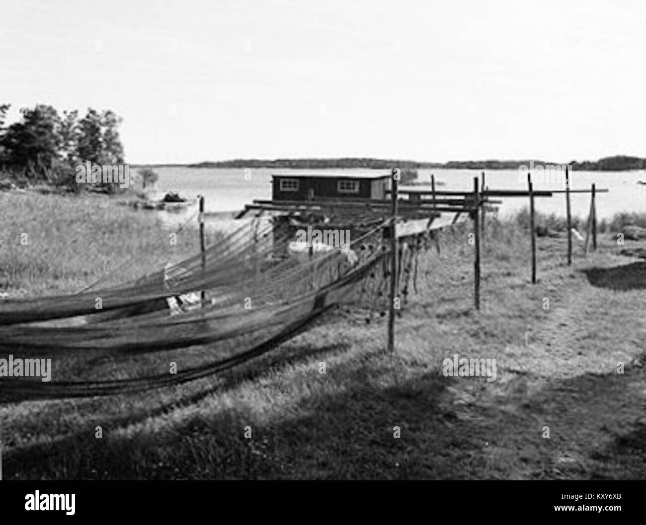 Die Landschaft von Hallonstenarna im Stockholmer Archipel zeigt die felsigen Inseln und die natürliche Umgebung der schwedischen Küstenregion. Die Szene, die lokal als Gistvall bekannt ist (vielleicht eine Notation, die sich auf einen Ort oder eine Ansicht bezieht, der von einer Person namens Gistvall benannt wurde), beleuchtet das zerklüftete Granitgelände und die maritime Umgebung des Archipels. Stockfoto