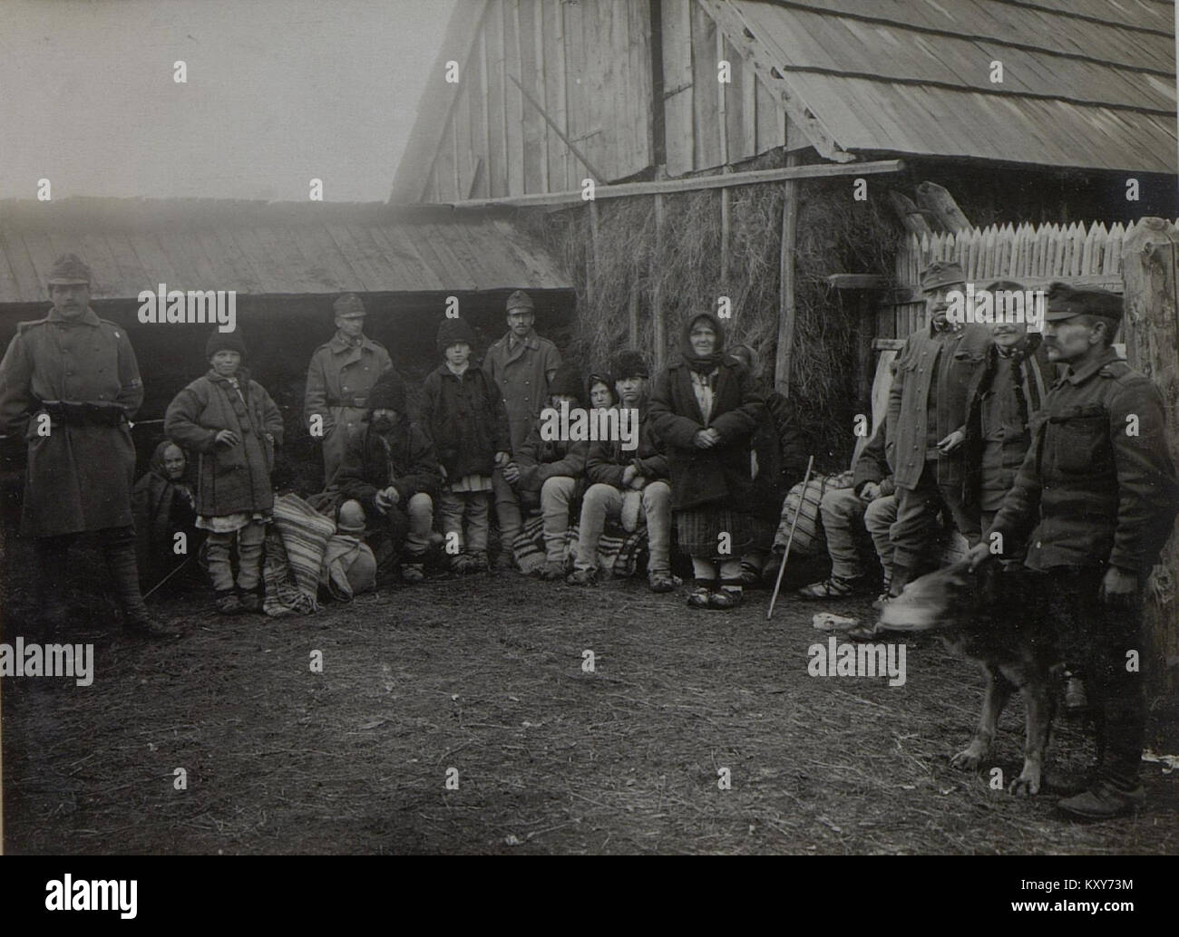 Eine Fotografie aus dem Ersten Weltkrieg, die evakuierte Zivilisten in Neagra Sarulin zeigt, wie lokale Bevölkerungsgruppen während des Krieges in Osteuropa vertrieben wurden. Stockfoto