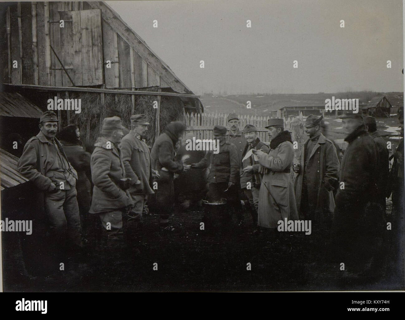 Historisches Bild, das evakuierte Zivilisten in Neagra Sarulin zeigt, wahrscheinlich während der Kriegsvertreibung, und Menschen mit Habseligkeiten, die sich in einer ländlichen Umgebung versammelt haben. Stockfoto