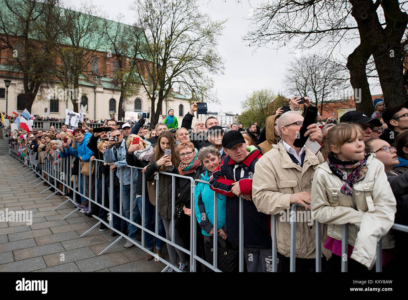 Foto, aufgenommen am 14. April 2016 in Wzgórze Lecha in Gniezno, Polen, mit Anwohnern, die Präsident Andrzej Duda und die First Lady während einer öffentlichen Veranstaltung begrüßten. Stockfoto