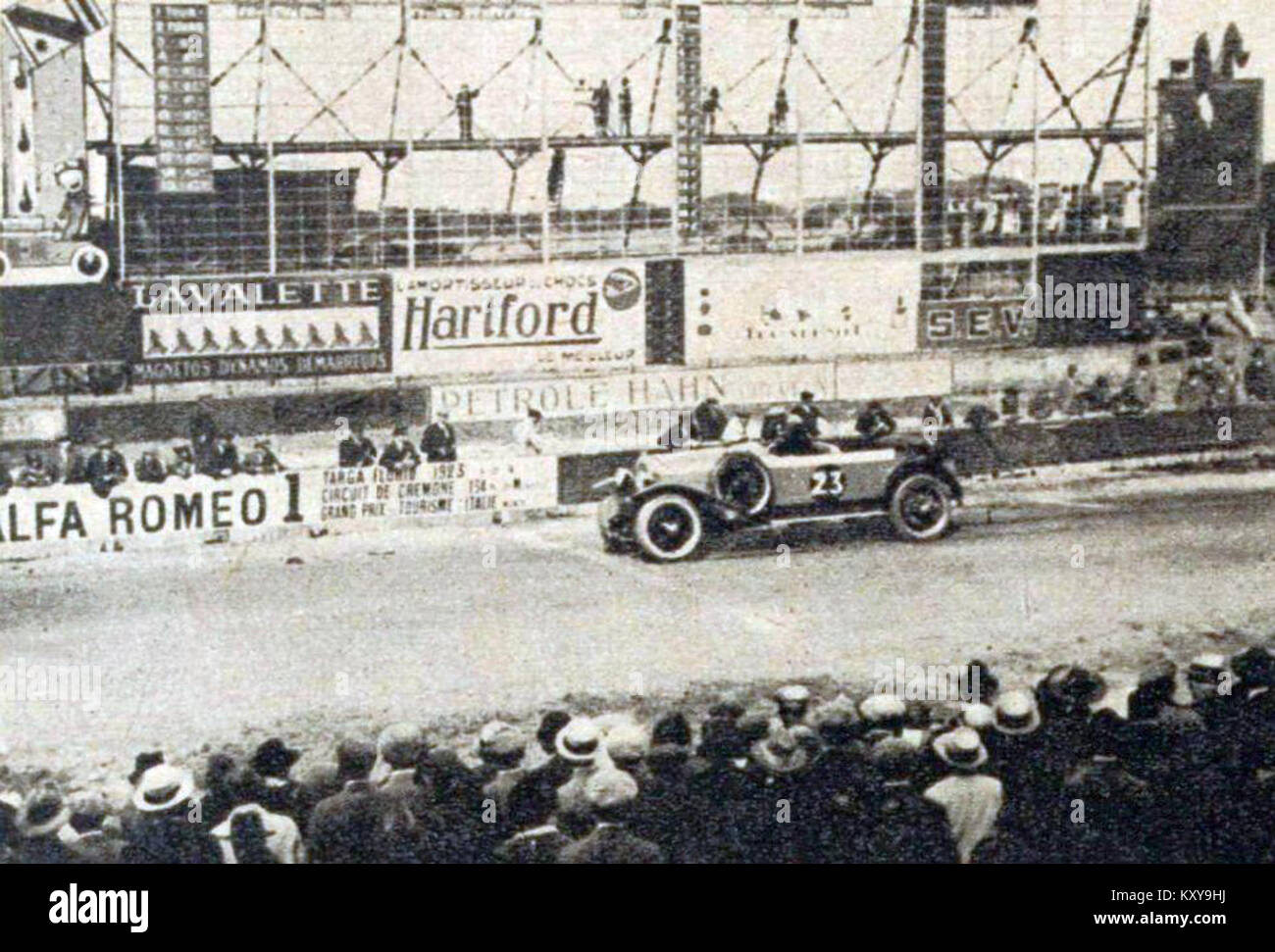 Ein Foto vom Grand Prix de l’ACF Tourisme 1923 zeigt André Boillot, den Rennsieger, der mit einem Peugeot an der Anzeigetafel vorbeifährt und einen wichtigen Moment in der frühen französischen Motorsportgeschichte markiert. Stockfoto