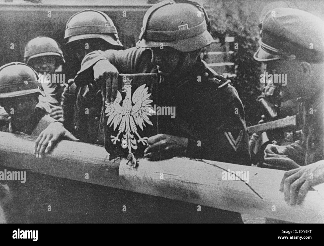 Dieses Foto zeigt die Entfernung eines nationalen Emblems an einem Grenzposten und dokumentiert einen Moment des politischen Wandels oder Übergangs. Stockfoto