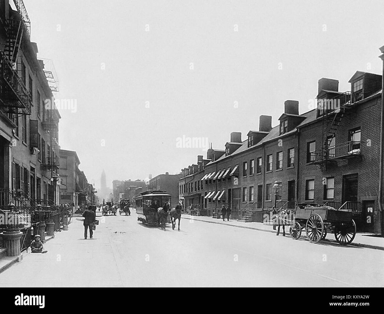 Ein historisches Bild von Greenwich Village in New York City um 1900, das urbane Straßen, Architektur aus dem frühen 20. Jahrhundert und das tägliche Leben in einem der markantesten Viertel Manhattans erfasst. Stockfoto