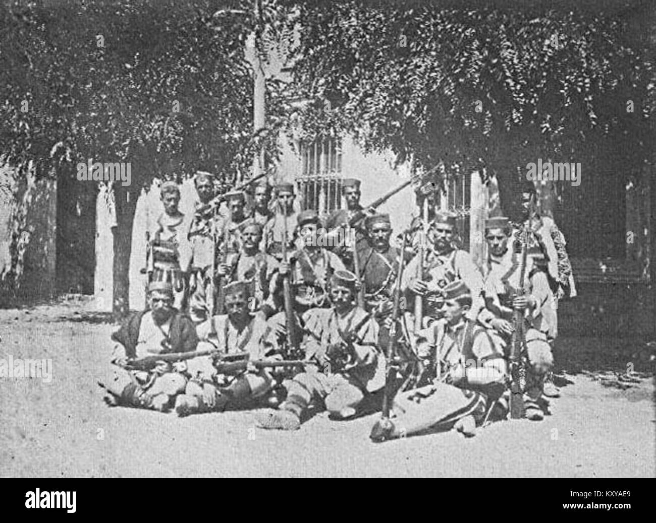 Das Schwarzweiß-Foto von 1908 zeigt eine Gruppe von Tschetniks – Mitglieder der serbischen nationalistischen Guerilla-Organisation – in Uniform und bewaffnet posierten, was eine visuelle Aufzeichnung der paramilitärischen Aktivitäten des Balkans Anfang des 20. Jahrhunderts darstellt. Stockfoto