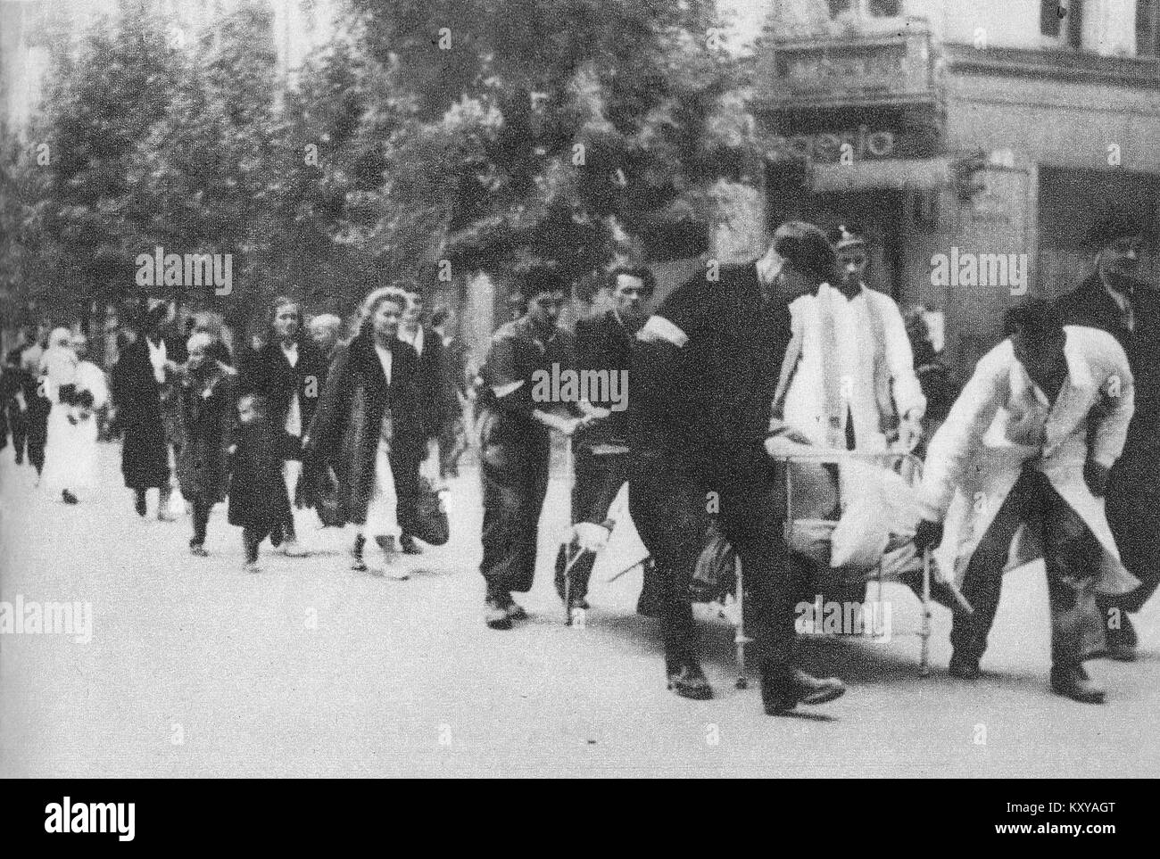 Ein Kriegsfoto aus dem Jahr 1944, das die Evakuierung des Maltesischen Krankenhauses zeigt und die Auswirkungen des Zweiten Weltkriegs auf die medizinische Versorgung und die humanitären Bemühungen veranschaulicht. Stockfoto