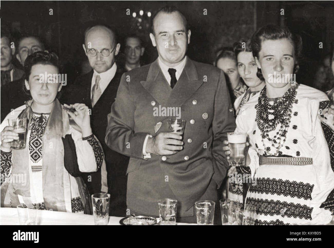 Gubernator Hans Frank z członkami ukraińskiej delegacji dożynkowej Przy stahlen na Zamku Królewskim w Krakowie. SM0 2-2923 Stockfoto