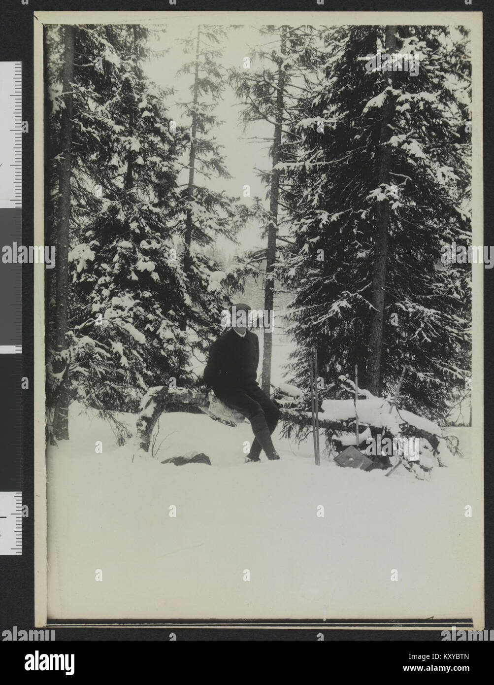 Gunnar Holmsen på skitur i skogen ich Oslos omegn-no-nb DigiFoto-Maker 20160211 00502 bldsa GH 0100070 Stockfoto