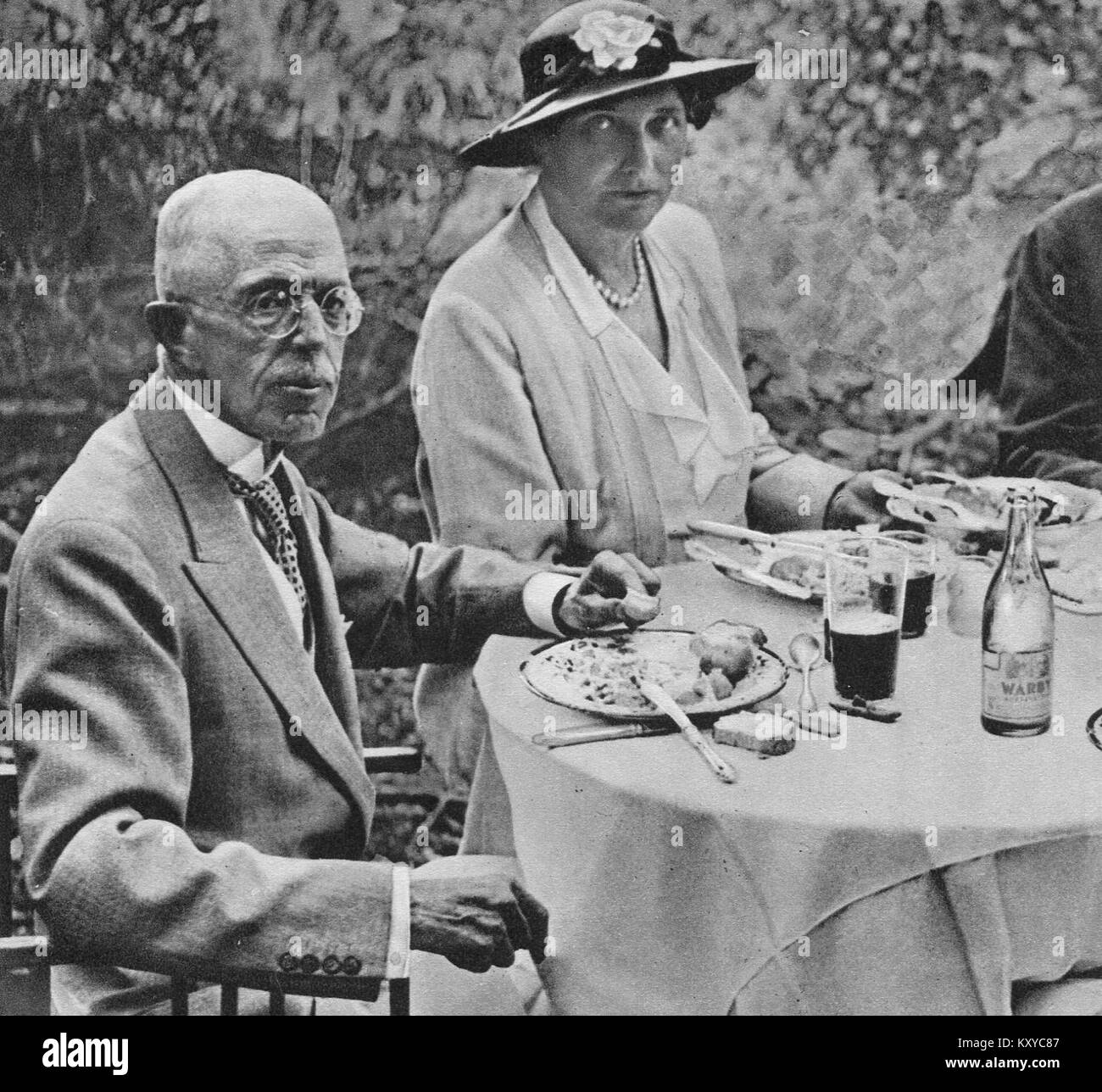Foto oder Referenz, die König Gustaf V. von Schweden in Särö Wårbyvatten darstellt und die königliche Präsenz und historische Bedeutung im Schweden des frühen 20. Jahrhunderts hervorhebt. Stockfoto