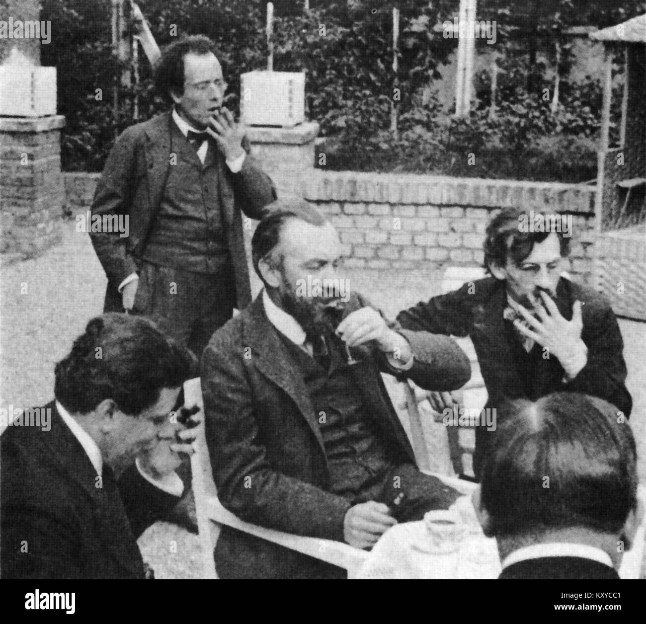 Foto von 1905 mit prominenten europäischen Musikern und Theaterfiguren: Gustav Mahler, Carl Moll, Hans Pfitzner, Max Reinhardt, die den kulturellen und künstlerischen Austausch einfangen. Stockfoto