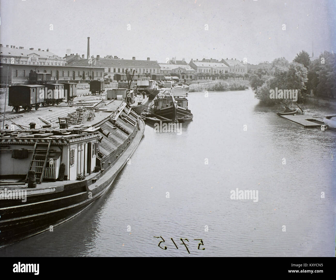 Das von der GySEV (Rába-Sopron-Ebenfurth-Bahn) betriebene Güterdock am Fluss Győr in Ungarn wird gezeigt, das seine Industrie- und Transportfunktionen hervorhebt. Stockfoto