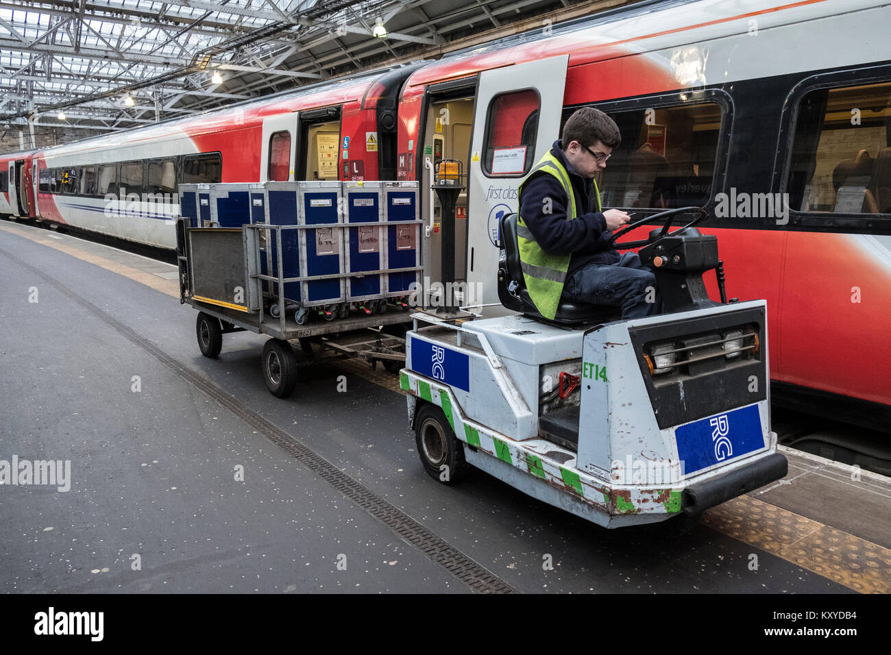 Essen und Trinken Dienstleistungen auf Virgin Trains Service zu King's Cross in London geladen Auf der East Coast Main Line, die an der Plattform an der Waverley Station in Stockfoto