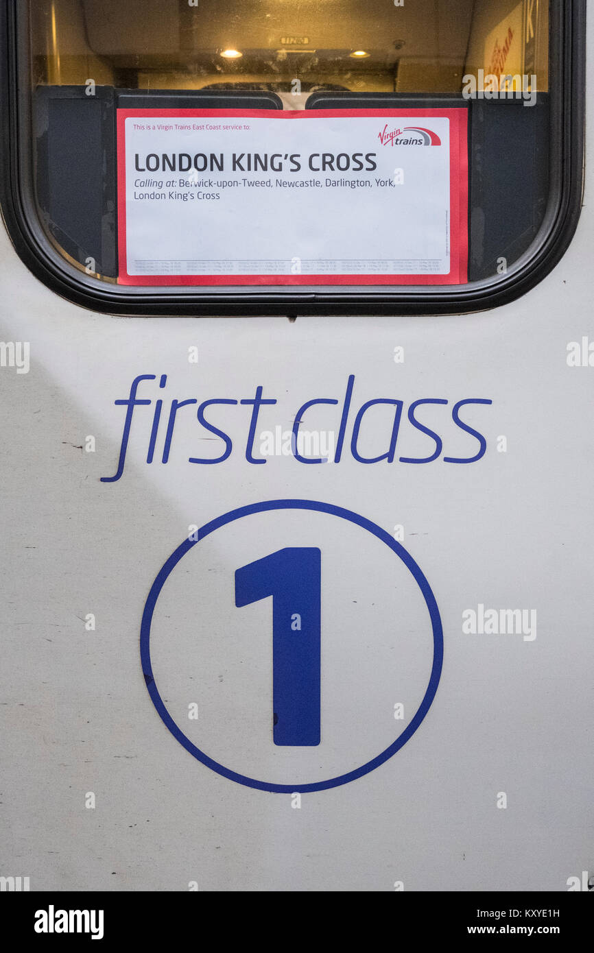 Detail der Ersten Klasse Tür auf Virgin Trains Lokomotive von King's Cross in London auf der East Coast Main Line an der Plattform an der Waverley Station in Edinburgh, Stockfoto