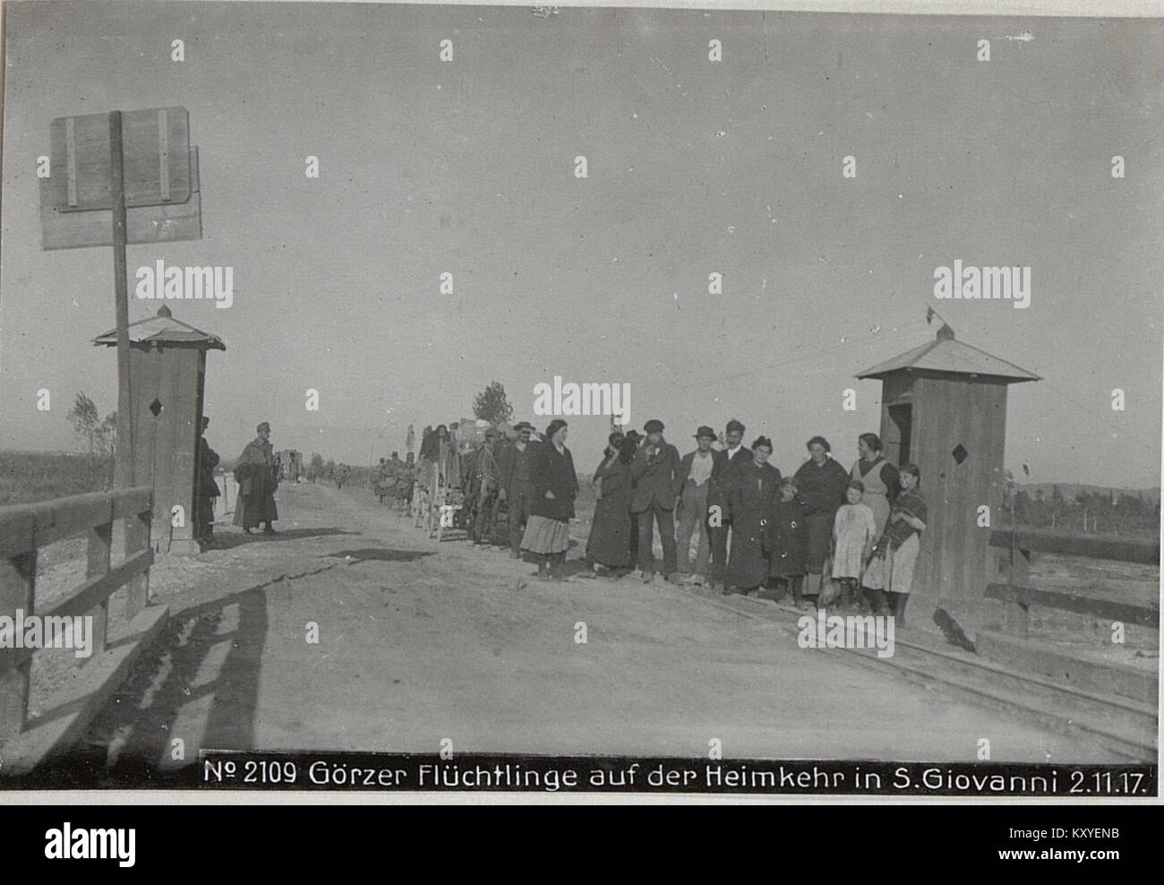 Dieses Foto aus dem Jahr 1917 zeigt Flüchtlinge aus Görz, die nach San Giovanni zurückkehren, dokumentiert die Bewegung der Zivilisten während des Ersten Weltkriegs und veranschaulicht die humanitären Auswirkungen des Konflikts. Stockfoto