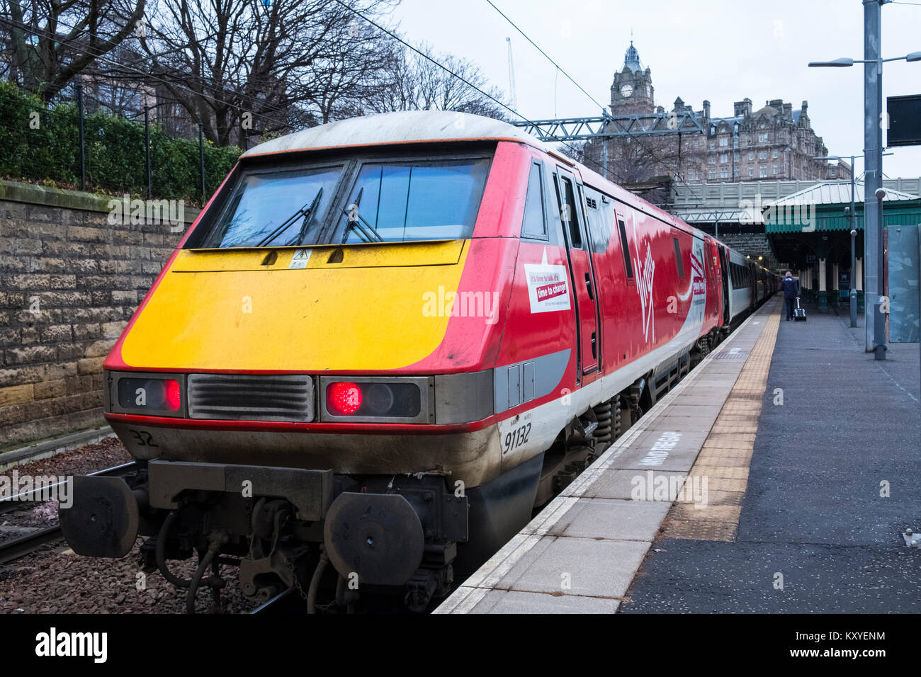 Virgin Trains Lokomotive von King's Cross in London auf der East Coast Main Line an der Plattform an der Waverley Station in Edinburgh, Schottland, Vereinigtes Königreich Stockfoto