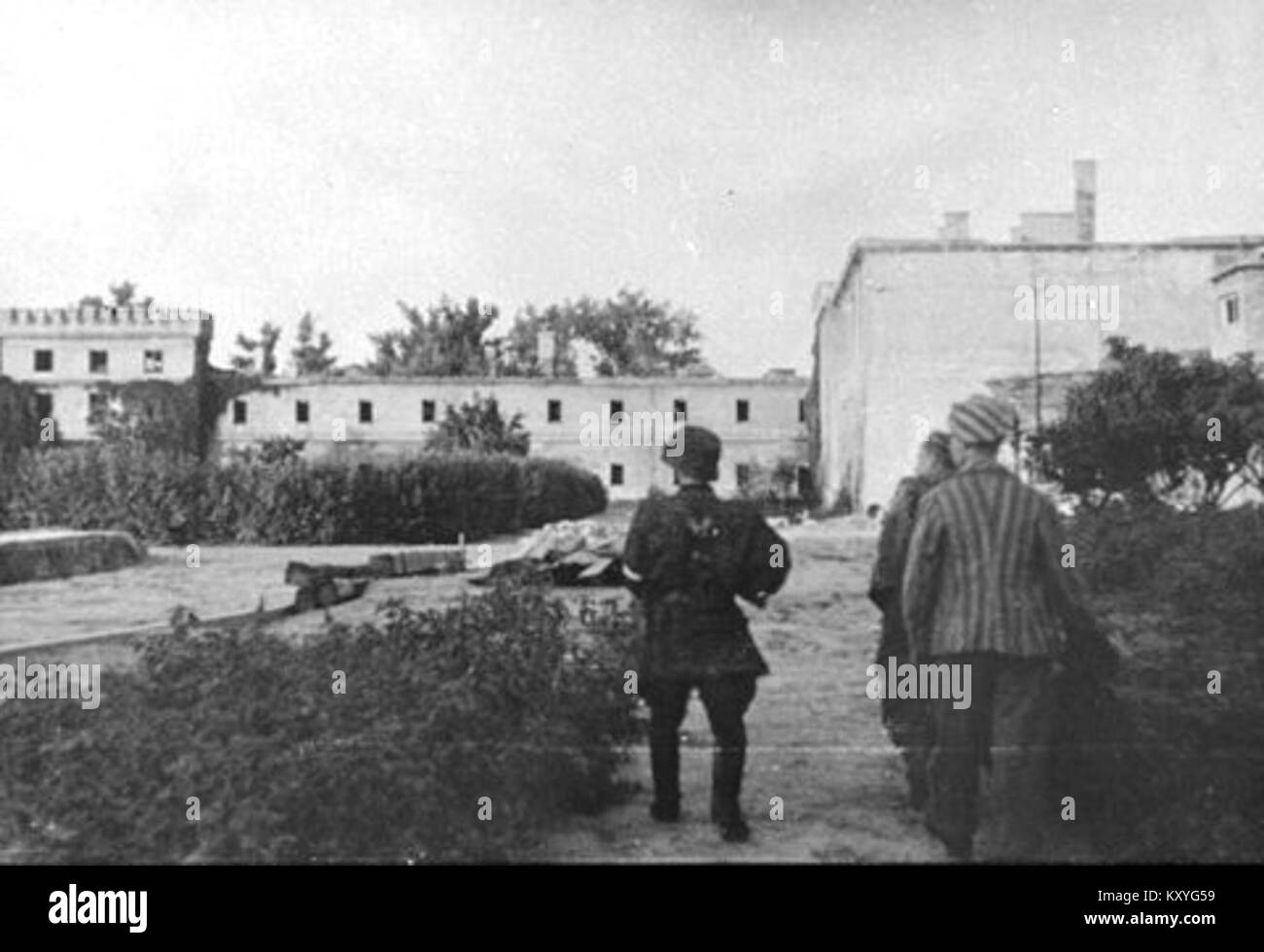 Das Foto zeigt das ehemalige Gęsiówka-Gefängnis in der Gęsia-Straße in Warschau während des Warschauer Aufstandes 1944, aufgenommen von Kämpfern der polnischen Heimatarmee des Bataillons „Zośka“ nach der Befreiung von überwiegend jüdischen Häftlingen aus der Nazi-Einrichtung. Stockfoto