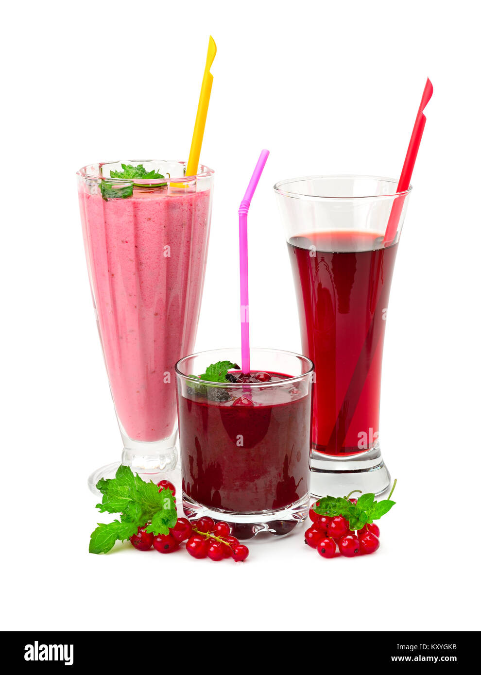 Säfte und Smoothies aus Himbeere, Johannisbeere, Heidelbeere auf weißem Hintergrund. Gesunde Getränke und Beeren. Stockfoto