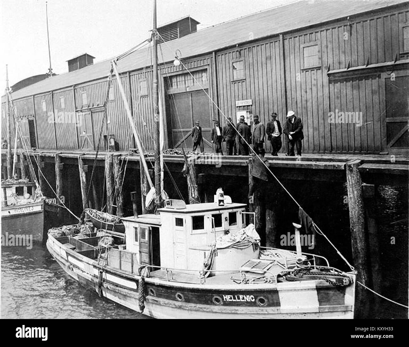 Ein Foto aus dem Jahr 1916, das das Heilbutt-Fischerschiff HELLENIC zeigt, das in Seattle, Washington, angedockt hat und einen Einblick in die kommerzielle Fischerei und maritime Geschichte des frühen 20. Jahrhunderts am Puget Sound bietet. Stockfoto