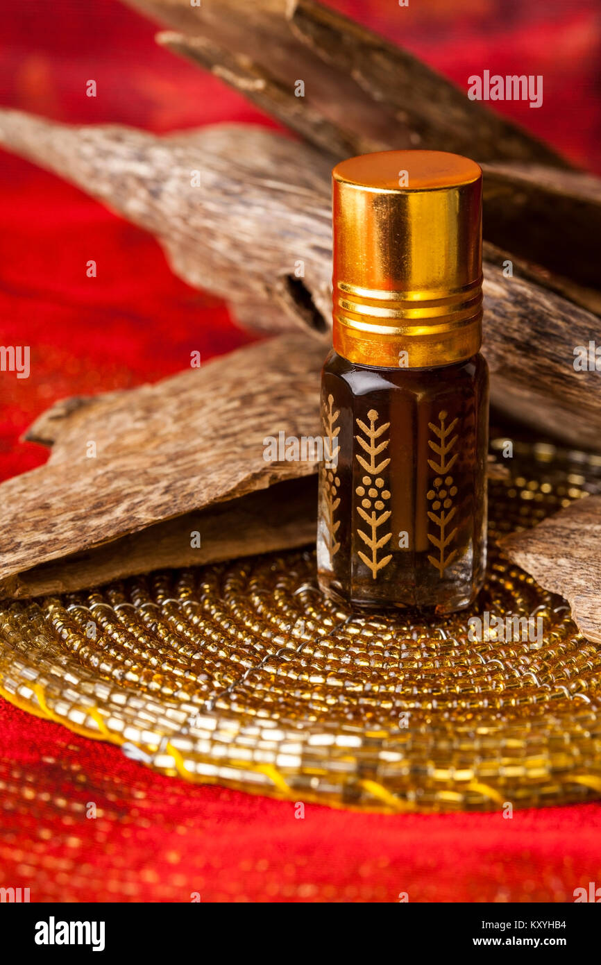 Agarwood, auch aloeswood, ätherisches Öl und Räucherwerk Chips genannt Stockfoto