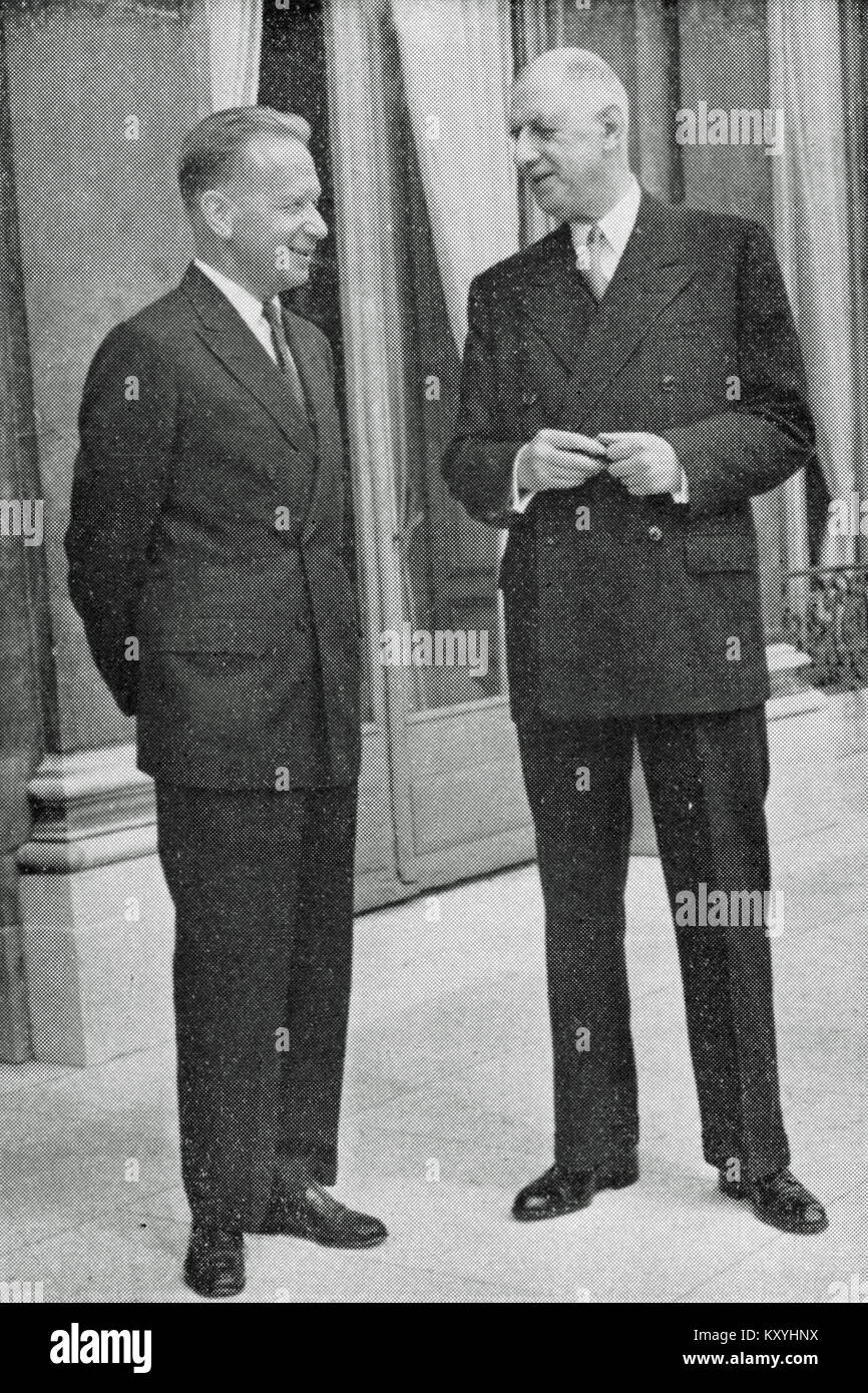 Dieses Bild zeigt Dag Hammarskjöld, schwedischer Diplomat und UN-Generalsekretär, und Charles de Gaulle, französischer Militärführer und Präsident, die ihre Rolle in der internationalen Diplomatie und Politik hervorheben. Stockfoto