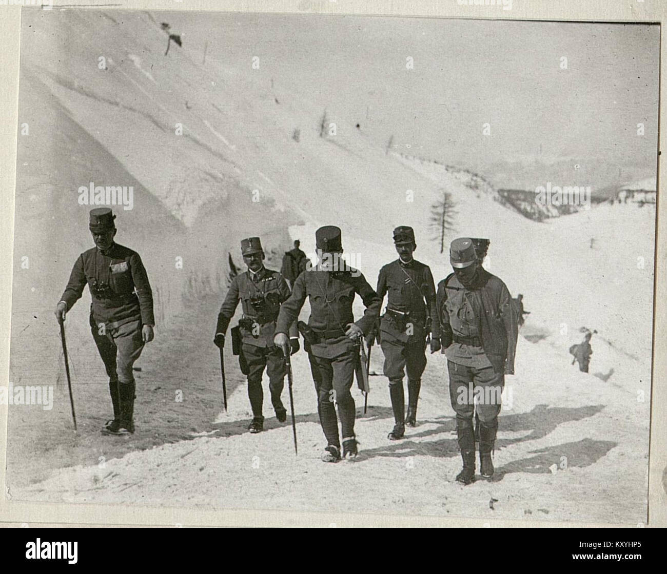 Dieses Foto zeigt den österreichischen General Conrad von Hötzendorf mit seinem Stab während eines militärischen Aufstiegs in Valbonasattel, der einen historischen Moment aus dem Ersten Weltkrieg festnimmt Stockfoto
