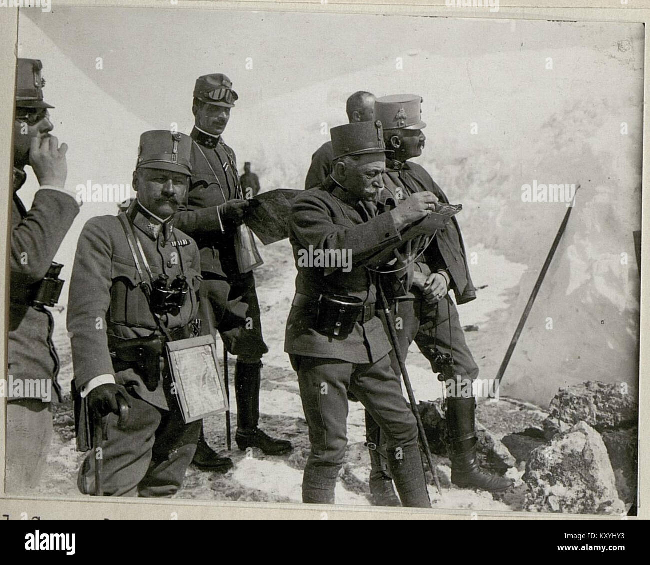 Dieses Foto zeigt General Conrad von Hötzendorf mit seinem Stab bei einer Besteigung im Valbonasattel, wobei er die militärischen Bewegungen während des Ersten Weltkriegs und die Führung Conrads in der österreichisch-ungarischen Armee hervorhebt. Stockfoto