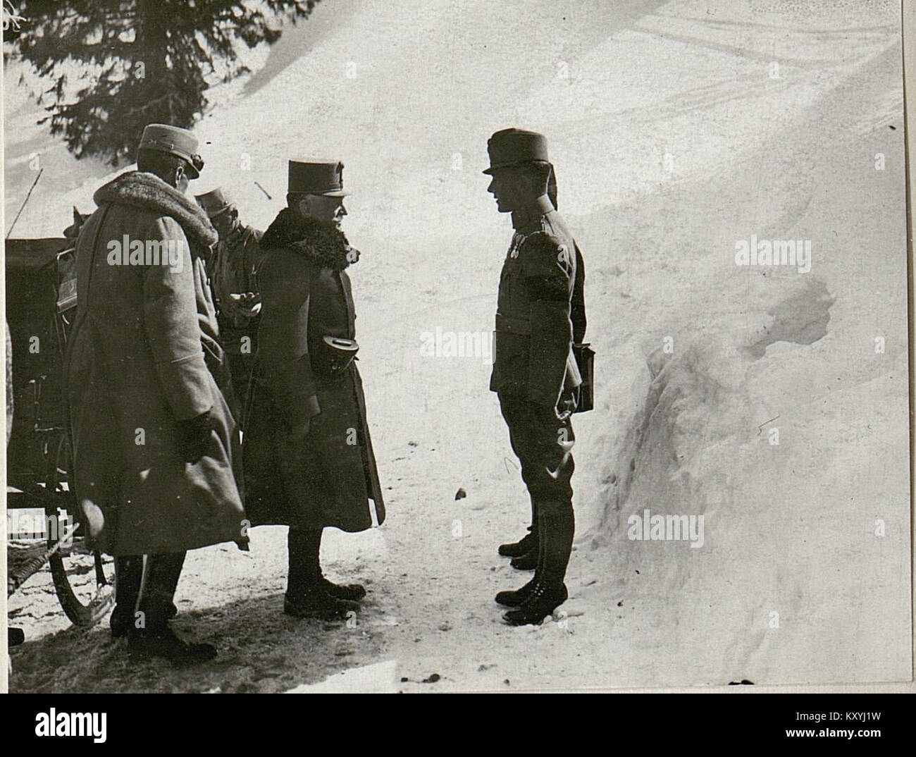Ein historisches Foto, das General Franz Conrad von Hötzendorf bei einer Besteigung im Valbonasattel darstellt. Das Bild fängt einen Moment aus dem Ersten Weltkrieg ein und zeigt den österreichisch-ungarischen Militärführer in bergigem Gelände. Stockfoto