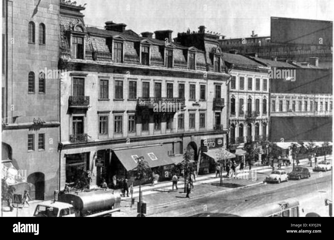 Hamngatan 14-16, eine Adresse in Schweden, ist auf diesem Foto aus dem Jahr 1968 dargestellt. Das Bild erfasst die Architektur und das soziale Umfeld der Gegend während der 1960er Jahre und spiegelt die städtische Entwicklung der Nachkriegszeit wider. Stockfoto