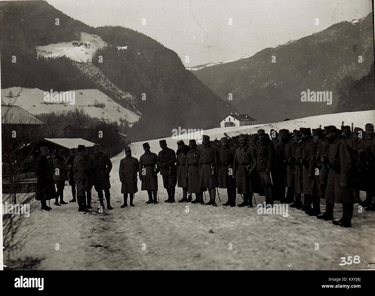 Ein Foto von 1916, das Exzellenz Roth zeigt, wie er die Enneberger Standschützen in Vintl, Tirol, inspiziert. Das Bild zeigt österreichisch-ungarische Milizen während des Ersten Weltkriegs an vorderster Front. Stockfoto