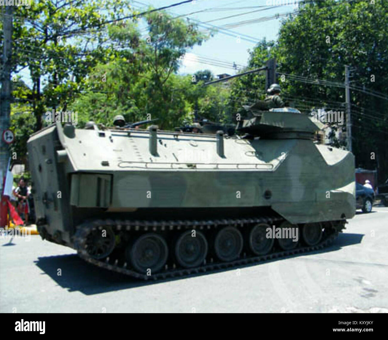 Ein gepanzertes Fahrzeug der brasilianischen Armee unterstützt bei einer Operation im Complexo do Alemão, Rio de Janeiro, als Teil der Sicherheits- und Stabilisierungsbemühungen in der Region. Stockfoto