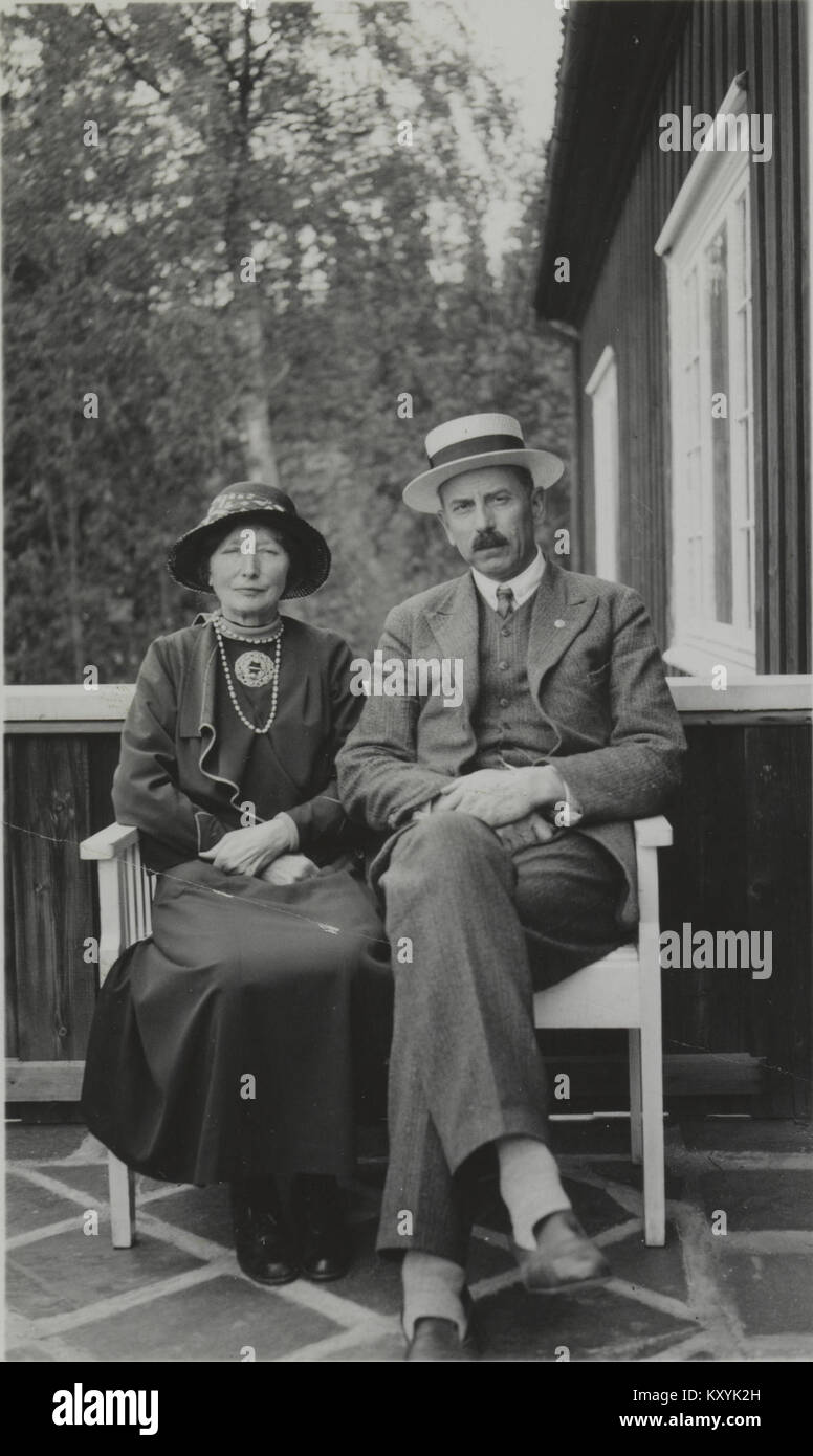 Foto mit der norwegischen Botanikerin Hanna Resvoll-Holmsen und dem Geologen Gunnar Holmsen auf der Terrasse ihres Hauses „Yoldia“ in Skådalen, Norwegen, um die Mitte des 20. Jahrhunderts. Stockfoto