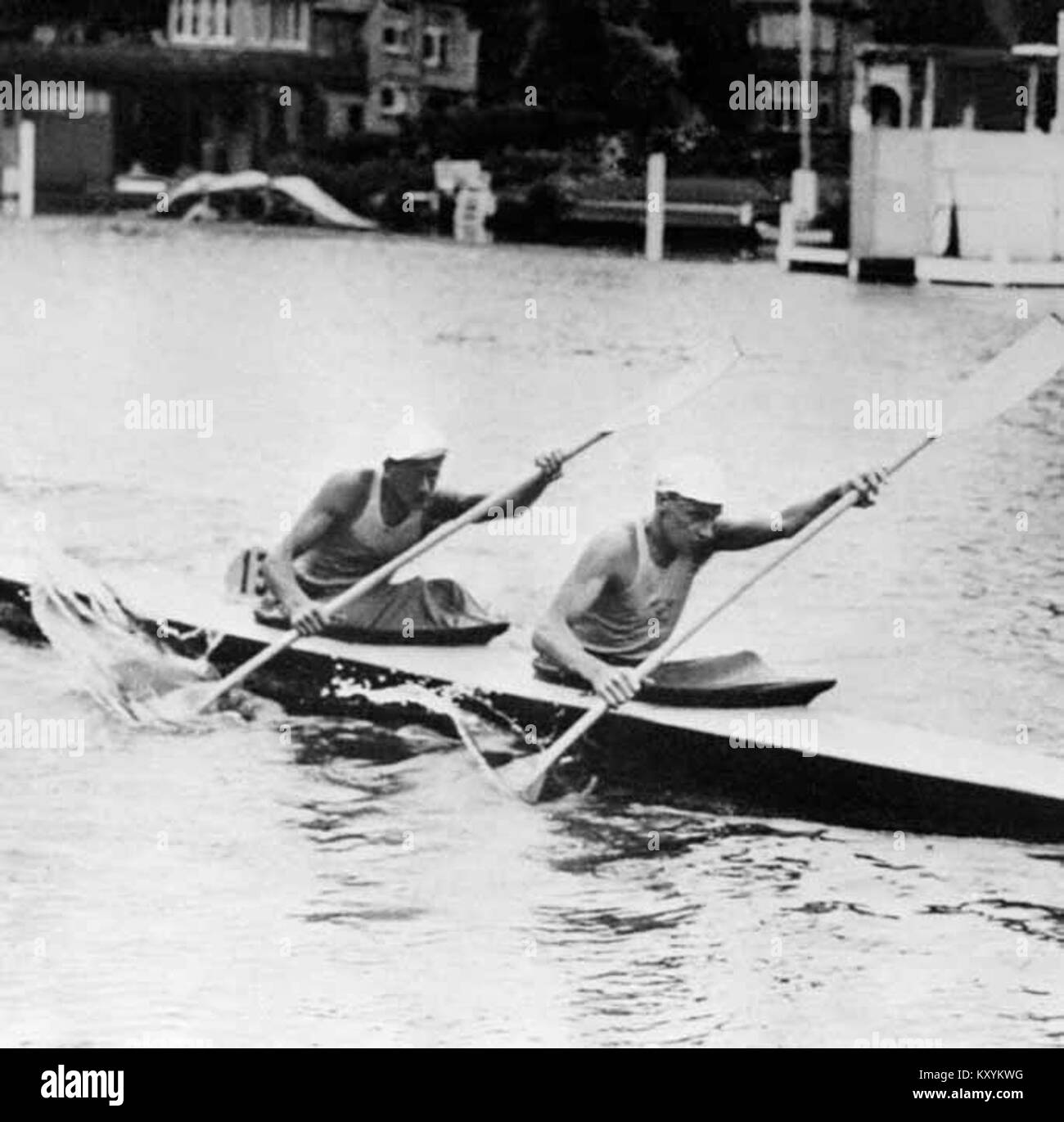 Ein historisches Foto der schwedischen Kanufahrer Hans Wetterström und Gunnar Åkerlund, das 1948 aufgenommen wurde und für ihre Leistungen im Olympischen und Wettkampfkanu bekannt ist. Stockfoto